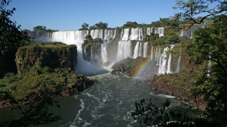 Iguazu_National_Park_Falls-small
